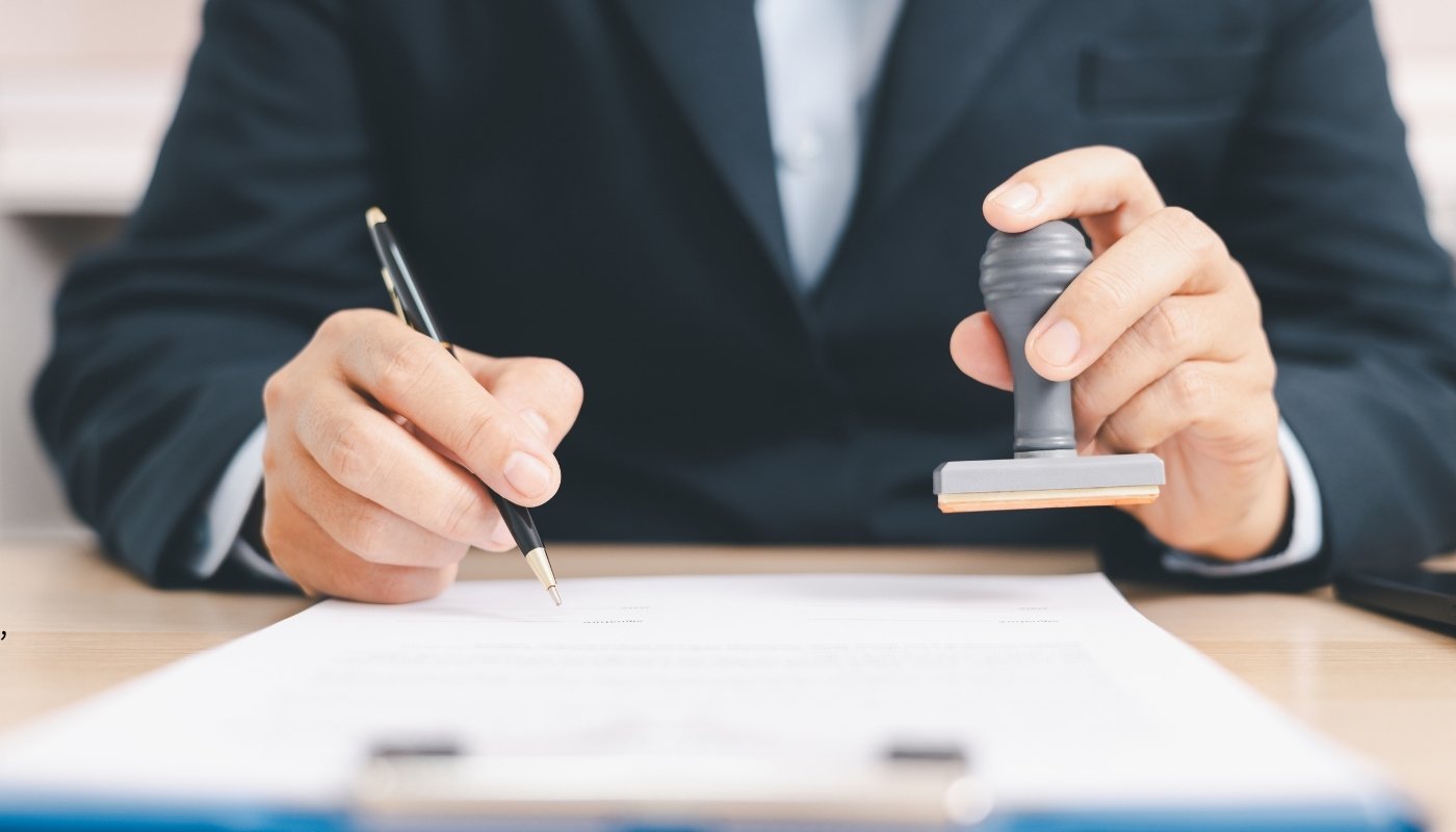 فريق محترف من شركة كوچي لإدارة المرافق أثناء الإشراف على مركز تجاري وإداري